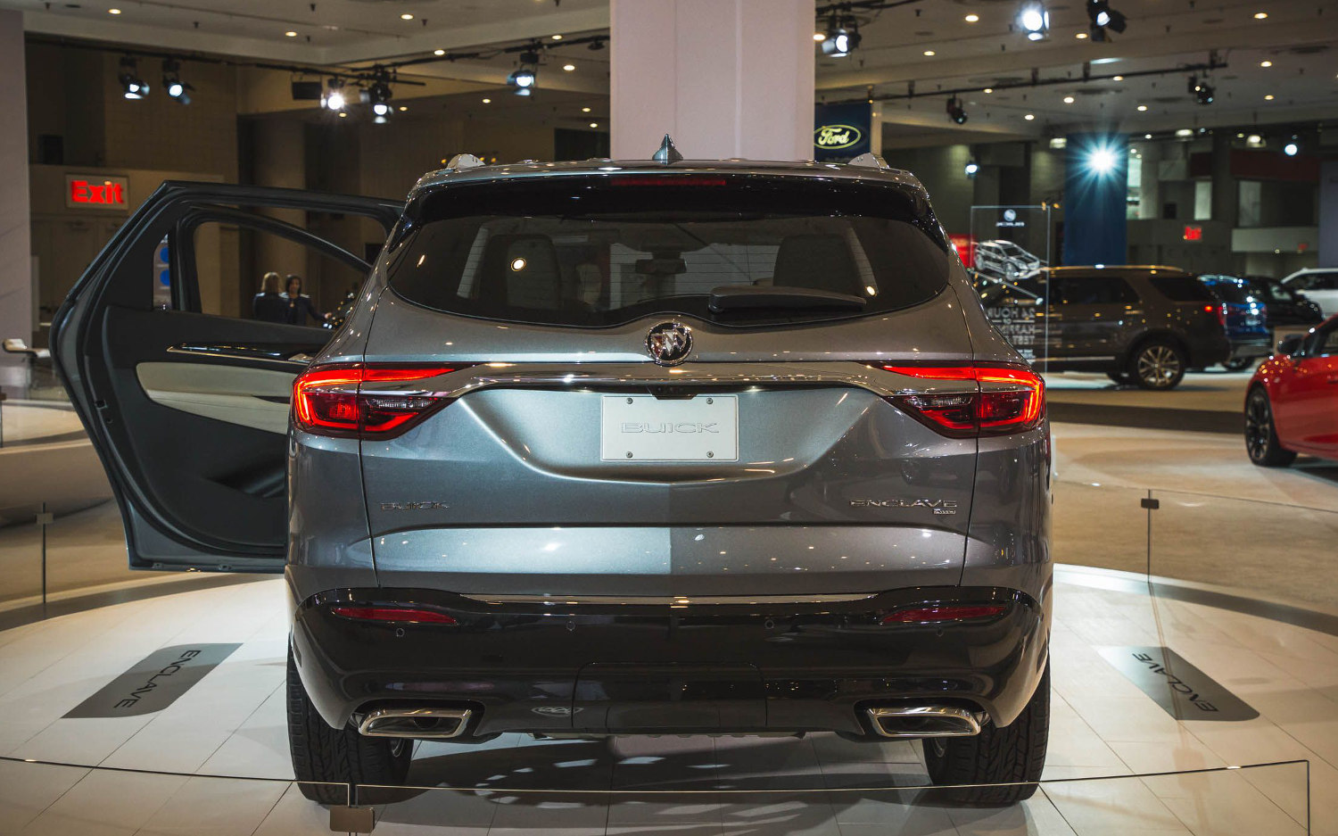 Comparison Buick Enclave Avenir 2018 vs Chevrolet Traverse High